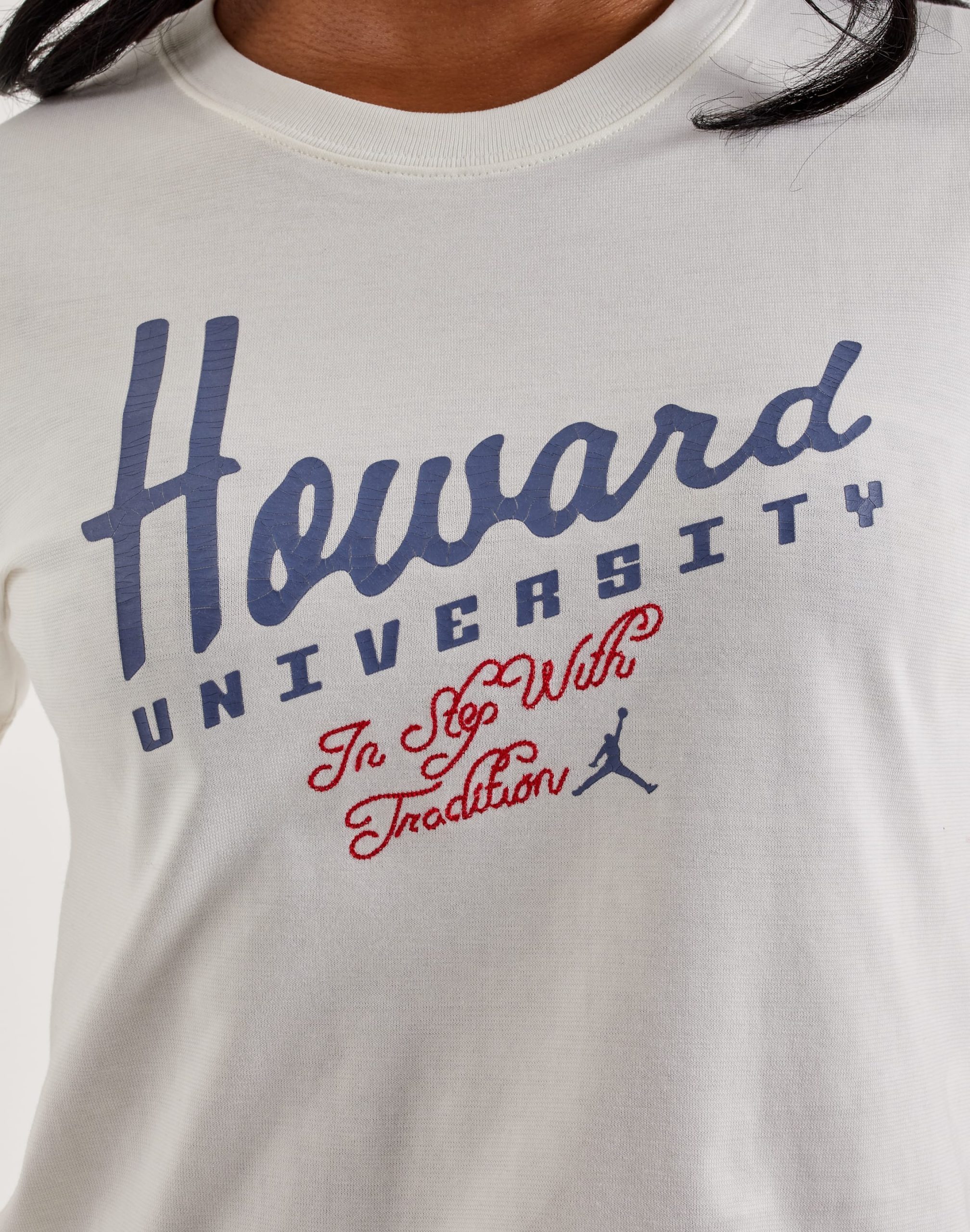 Jordan Howard University Cropped Graphic Tee - Image 2