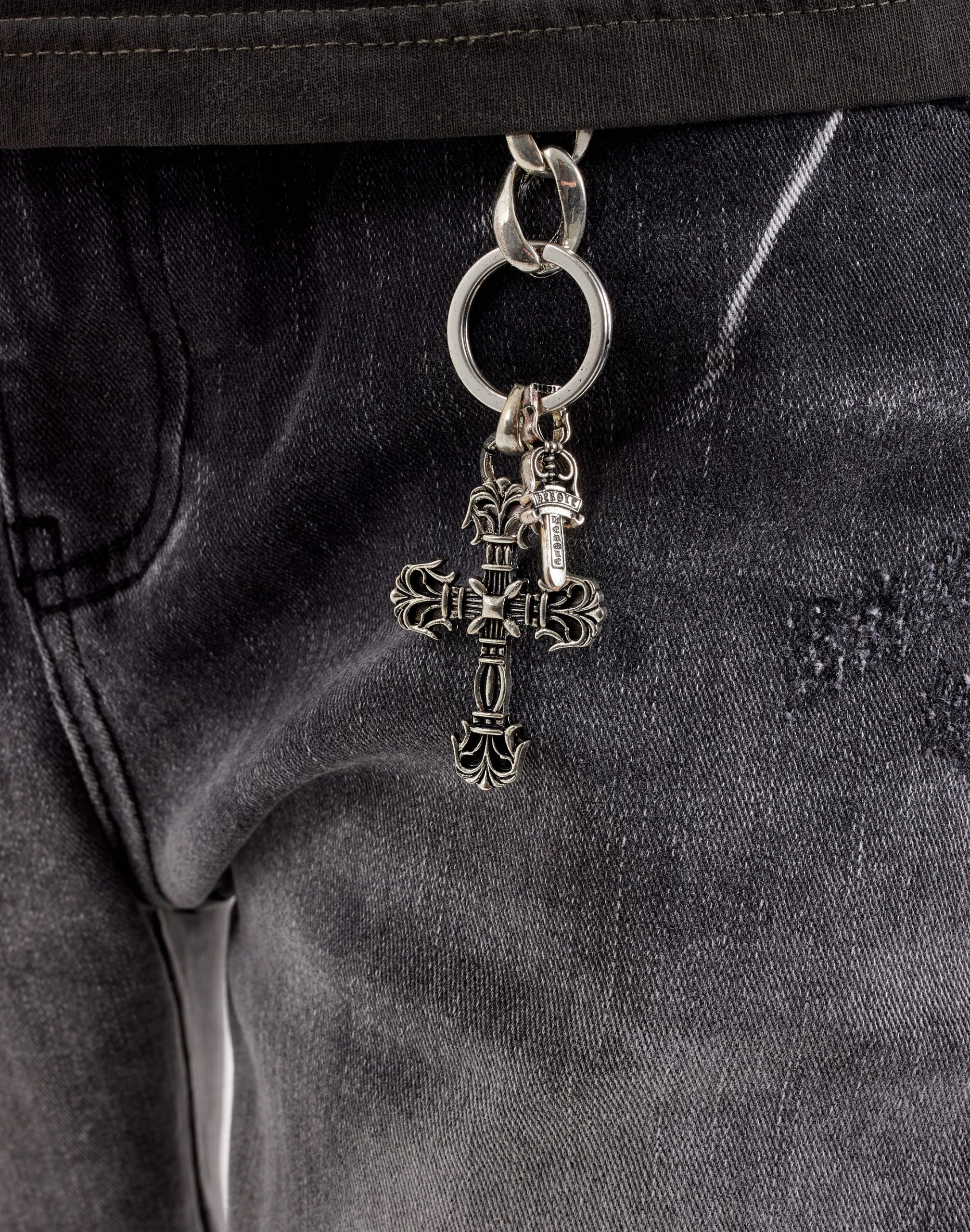 Kilogram Stacked Cross Chain Rivet Distressed Denim Jeans - Image 4