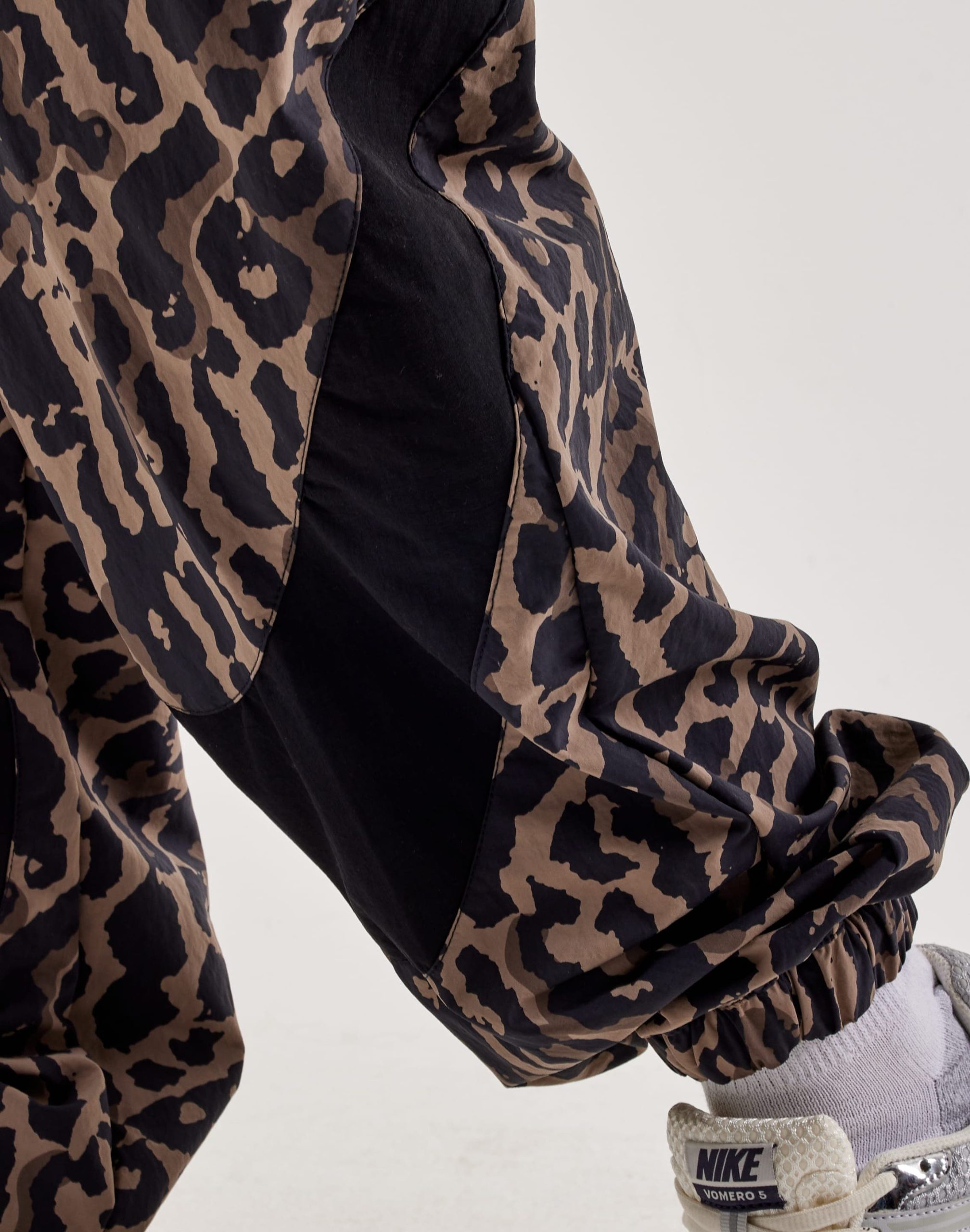 Nike Woven Hybrid Pants - Image 4
